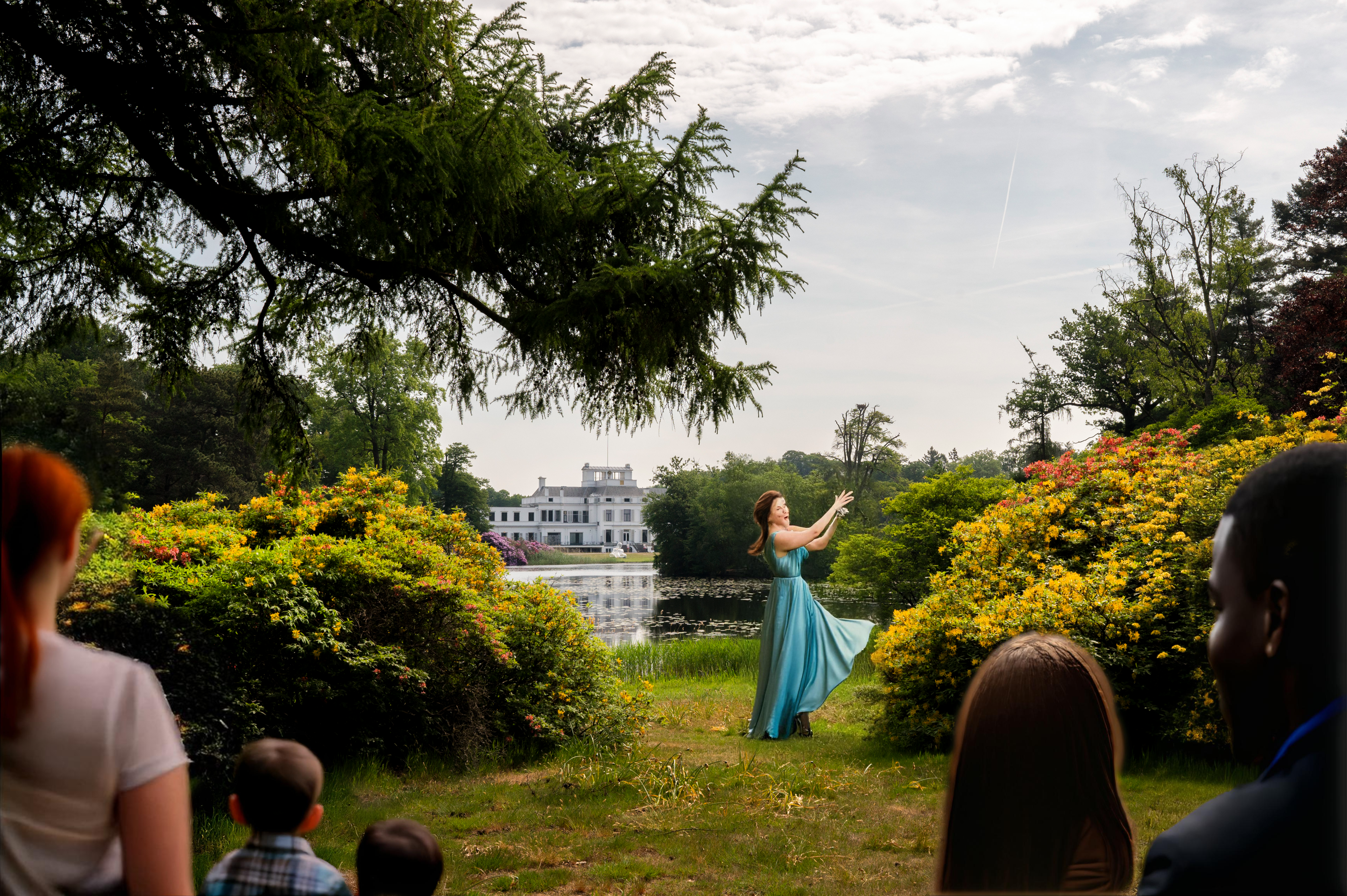 Op 1 november 2024 kunnen muziekliefhebbers van alle leeftijden terecht op Landgoed Paleis Soestdijk voor een dagprogramma vol klassieke muziek! In herfstige sferen kun je struinen door het vorstelijke parklandschap om een ronde te maken langs diverse activiteiten, workshops en concerten: zo kun je onder meer een muzikale speurtocht bewandelen, deelnemen aan de GeluidsBingo, een muzikaal portret van jezelf laten musiceren, je eigen muziektekeningen tot leven laten wekken, een verdwaalde opera-prinses ontmoeten of een optreden bij het Wilhelminachalet bijwonen.